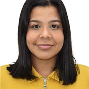 Profesora de ingles imparte clases a niños de diferentes edades